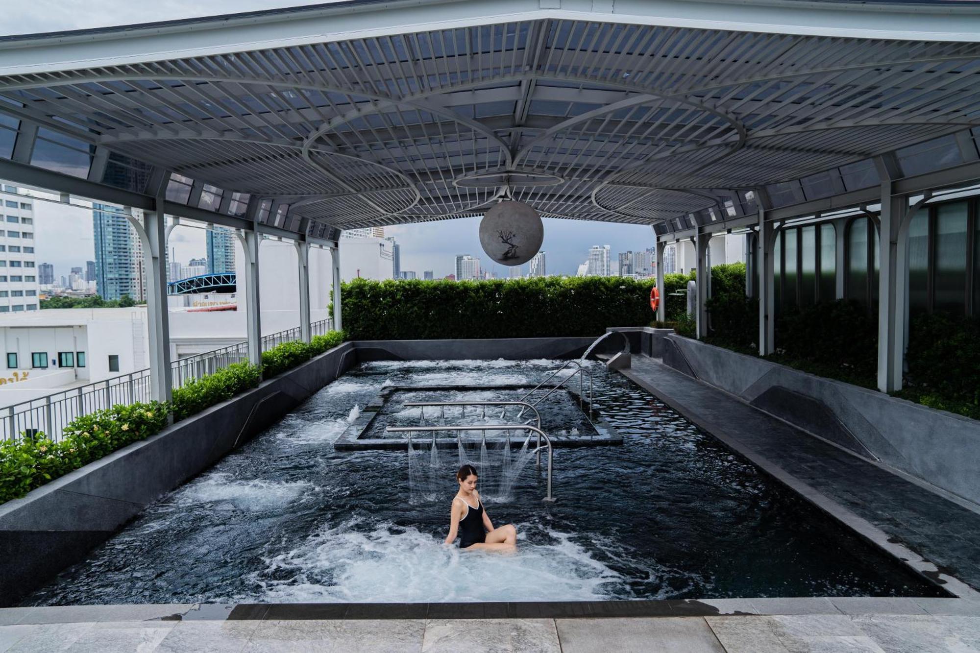 The Salil Hotel Riverside Bangkok Exterior foto The rooftop pool at The Standard, Bangkok Sukhumvit