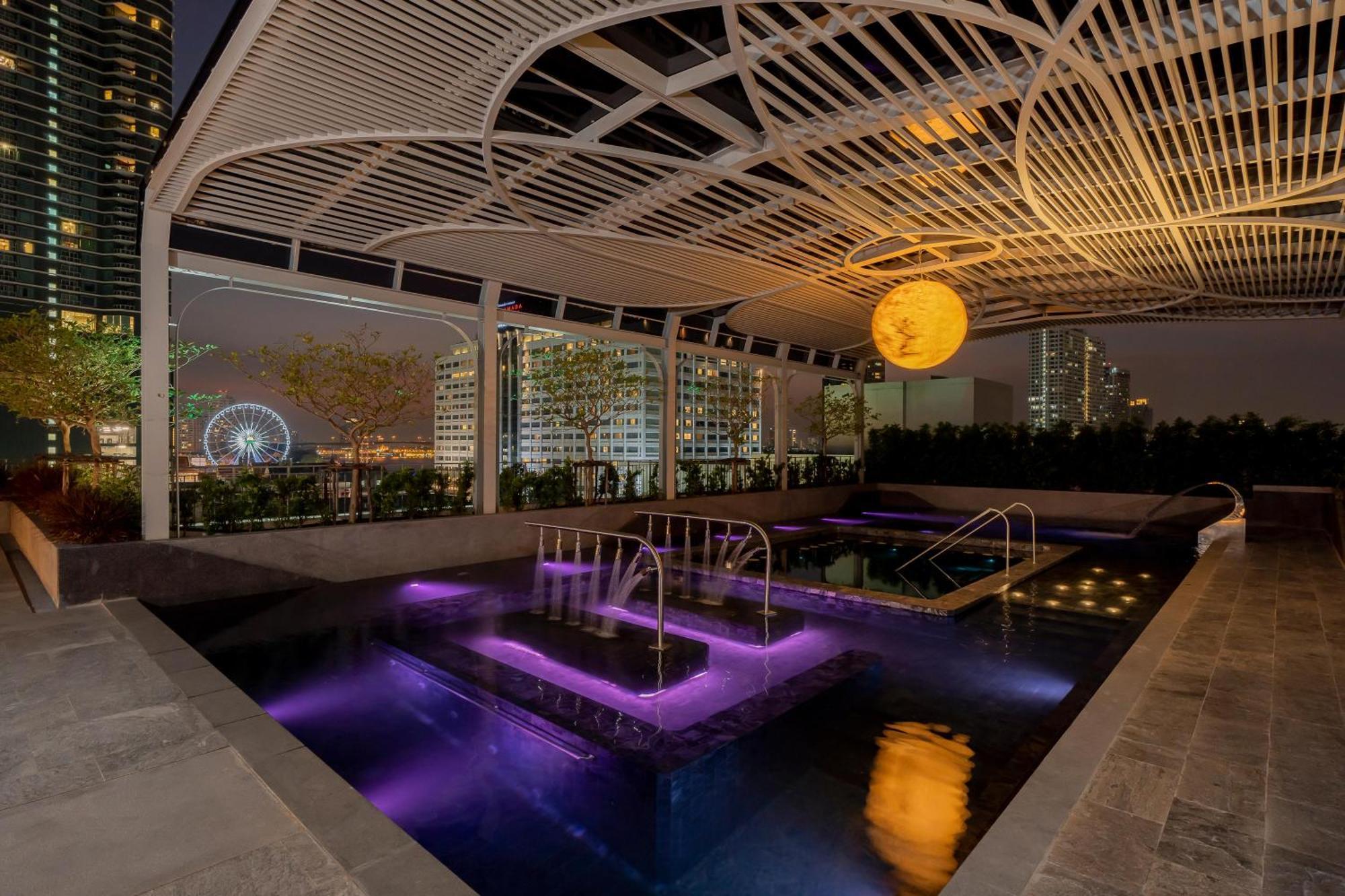 The Salil Hotel Riverside Bangkok Exterior foto The rooftop pool at the hotel