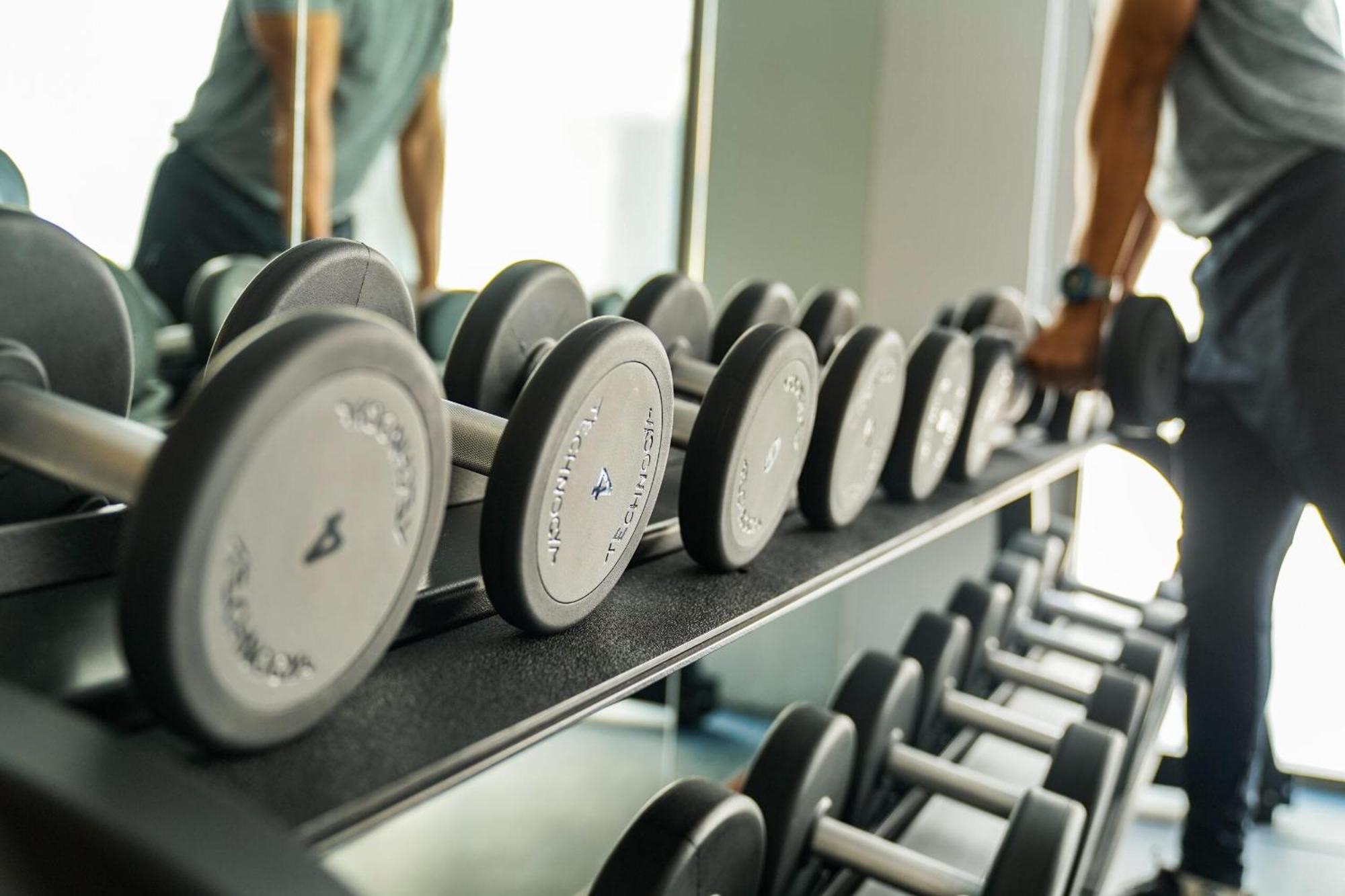 The Salil Hotel Riverside Bangkok Exterior foto Dumbbells on a rack