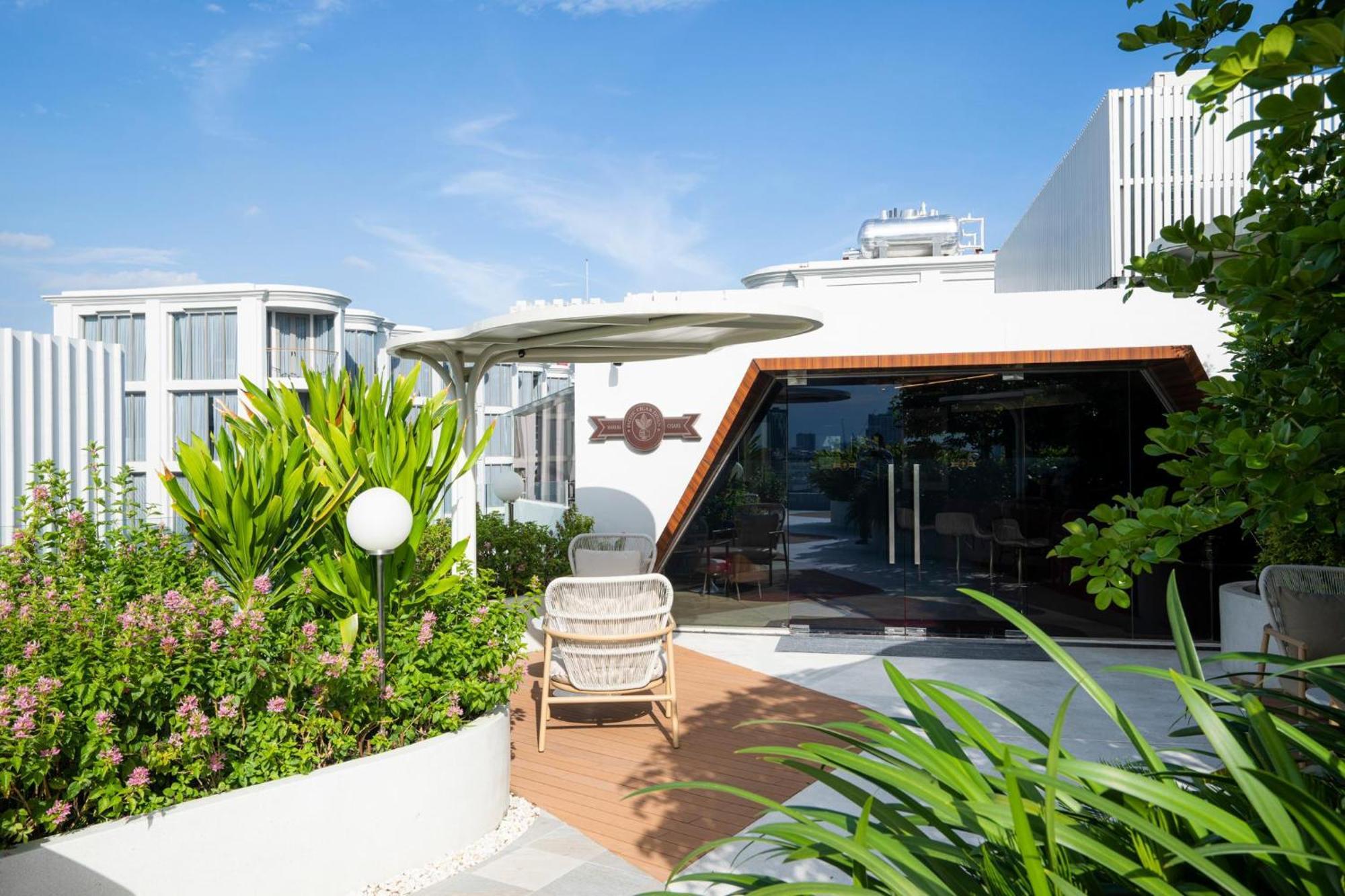 The Salil Hotel Riverside Bangkok Exterior foto The Deck