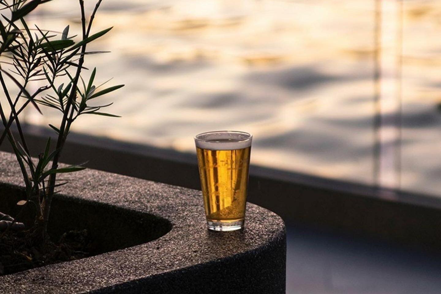 The Salil Hotel Riverside Bangkok Exterior foto A glass of beer