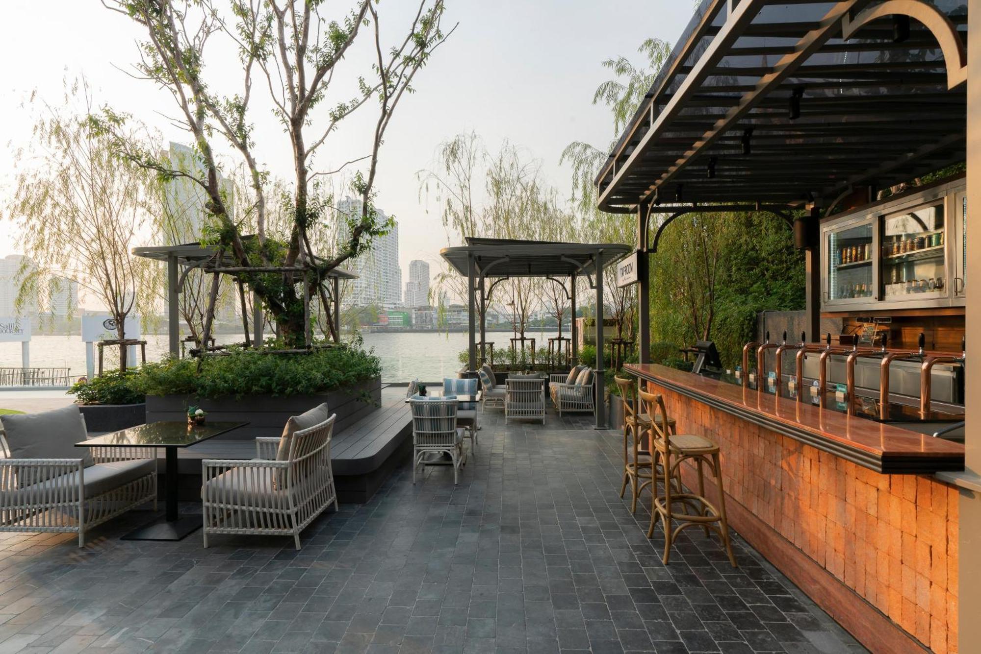 The Salil Hotel Riverside Bangkok Exterior foto The bar at the rooftop of the hotel