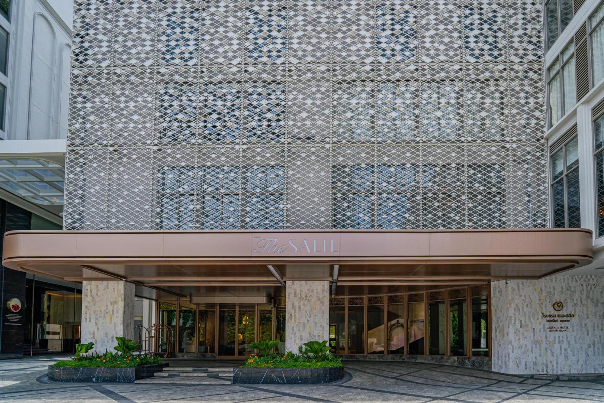 The Salil Hotel Riverside Bangkok Exterior foto Entrance of the hotel